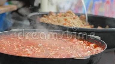 为乞丐提供热汤、铸铁锅中的食物、志愿者在木炉上准备饭菜、难民营